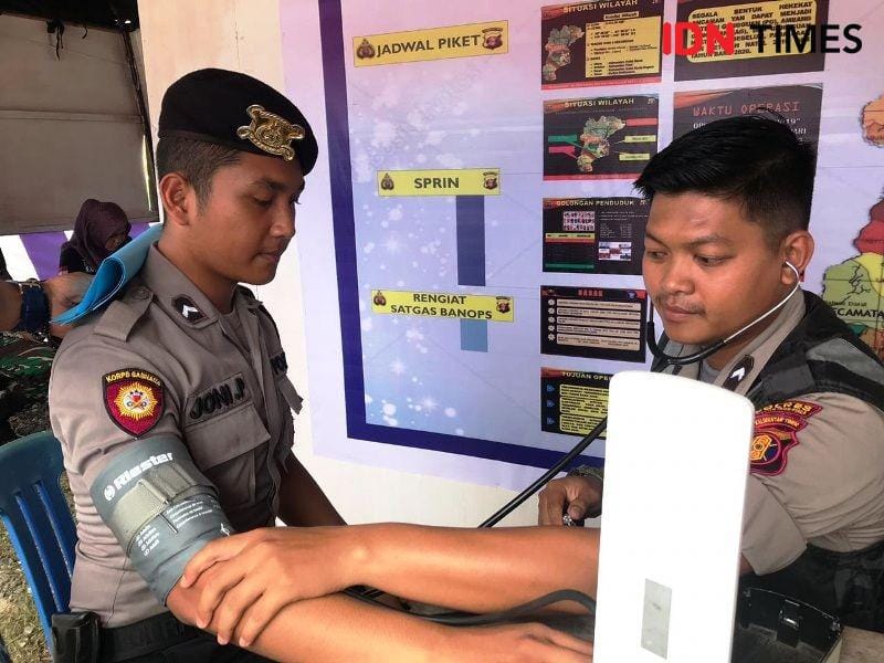 Petugas kesehatan dari Urkes Polres PPU saat melakukan pemeriksaan kesehatan kepada anggota polisi di Pos terpadu Ops Lilin Mahakam 2019 (IDN Times/ Hmspolresppu)