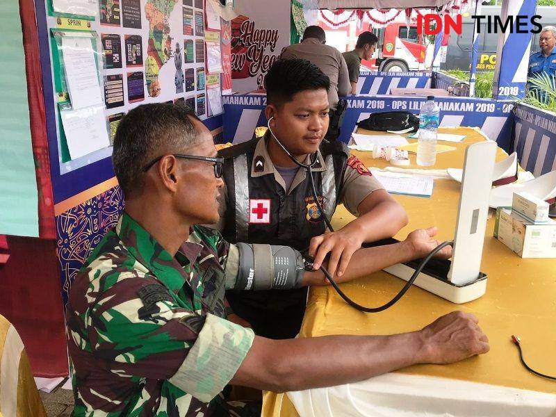Petugas kesehatan dari Urkes Polres PPU saat melakukan pemeriksaan kesehatan kepada anggota TNI yang bertugas di Pos terpadu Ops Lilin Mahakam 2019 (IDN Times/ Ervan Masbanjar)