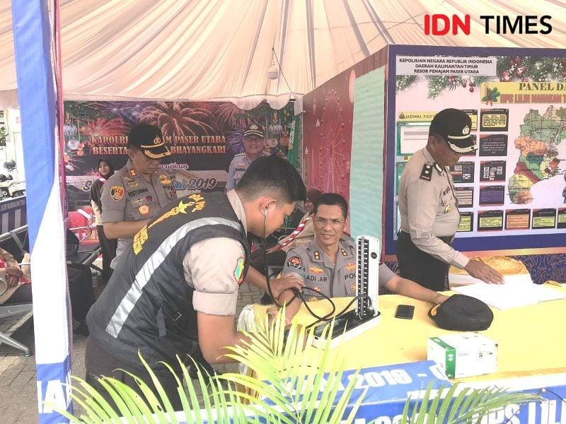 Petugas kesehatan dari Urkes Polres PPU saat melakukan pemeriksaan kesehatan kepada petugas jaga Pos terpadu Ops Lilin Mahakam 2019 (IDN Times/ Hmspolresppu)