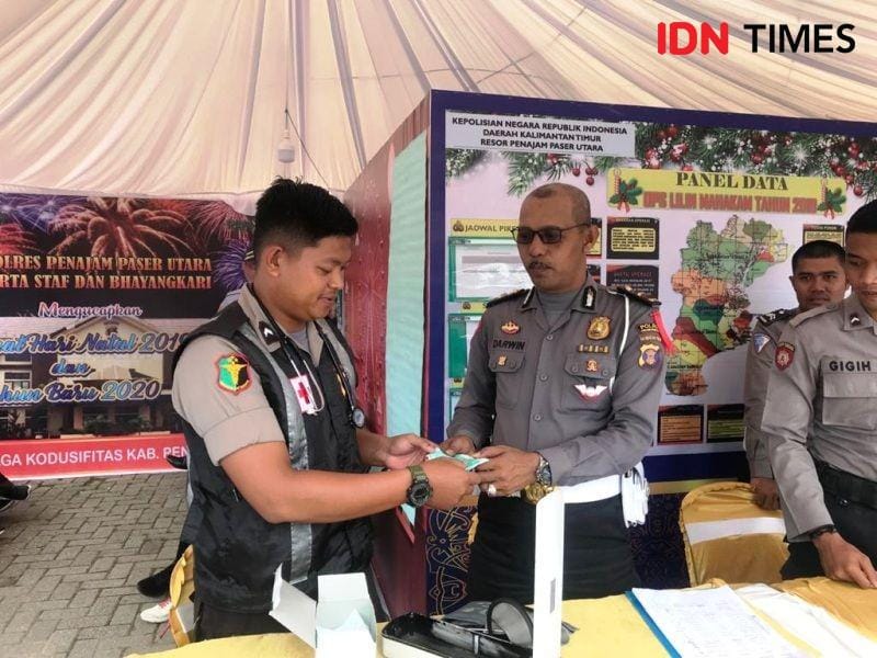 Petugas kesehatan dari Urkes Polres PPU saat memberikan vitamin dan suplemen kepada komandan jaga Pos terpadu Ops Lilin Mahakam 2019 (IDN Times/ Ervan Masbanjar)