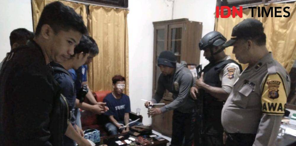 Sejumlah petugas ketika menemukan barang bukti milik tersangka Ft (IDN Times/ Hms Polres PPU)