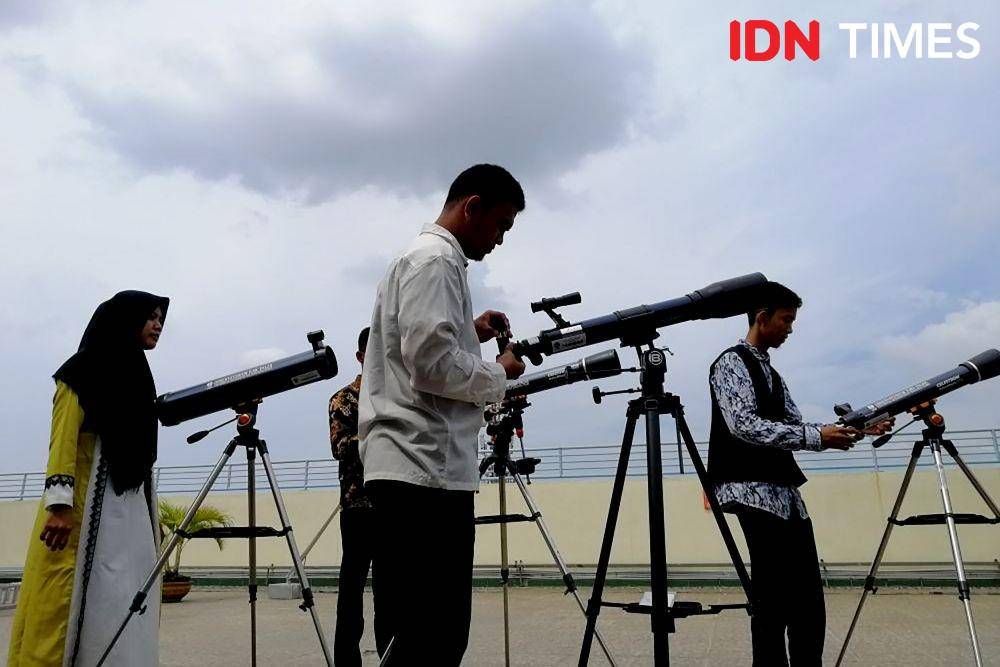 Masyarakat juga bisa menggunakan teleskop canggih yang disediakan UMSU untuk mengamati gerhana matahari cincin. IDN Times/Prayugo Utomo