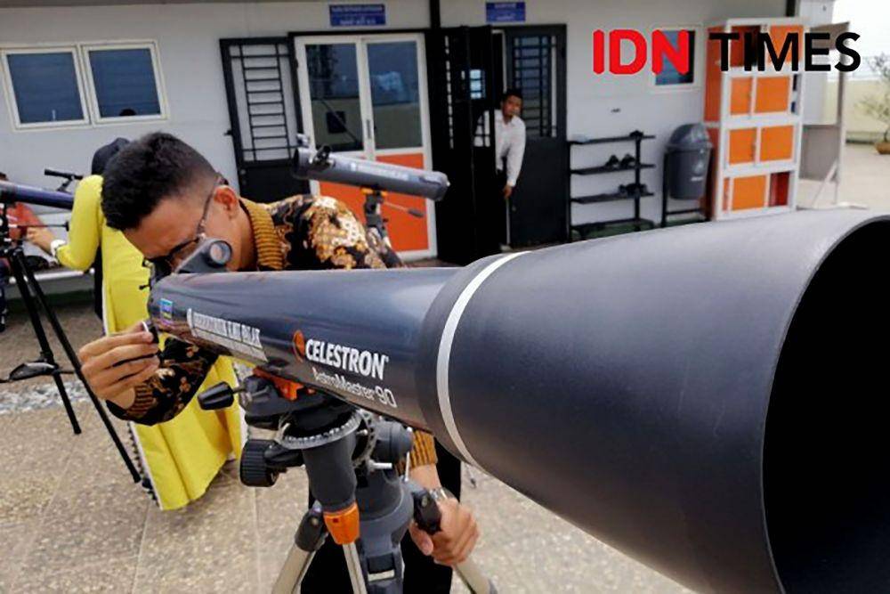 Masyarakat juga bisa menggunakan teleskop canggih yang disediakan UMSU untuk mengamati gerhana matahari cincin. IDN Times/Prayugo Utomo
