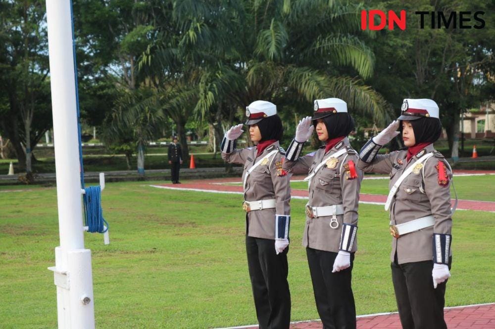 Tiga srikandi Polres PPU selaku petugas pengibar bendara upacara PHI ke 91 tahun 2019 (IDN Times/ Ervan Masbanjar)