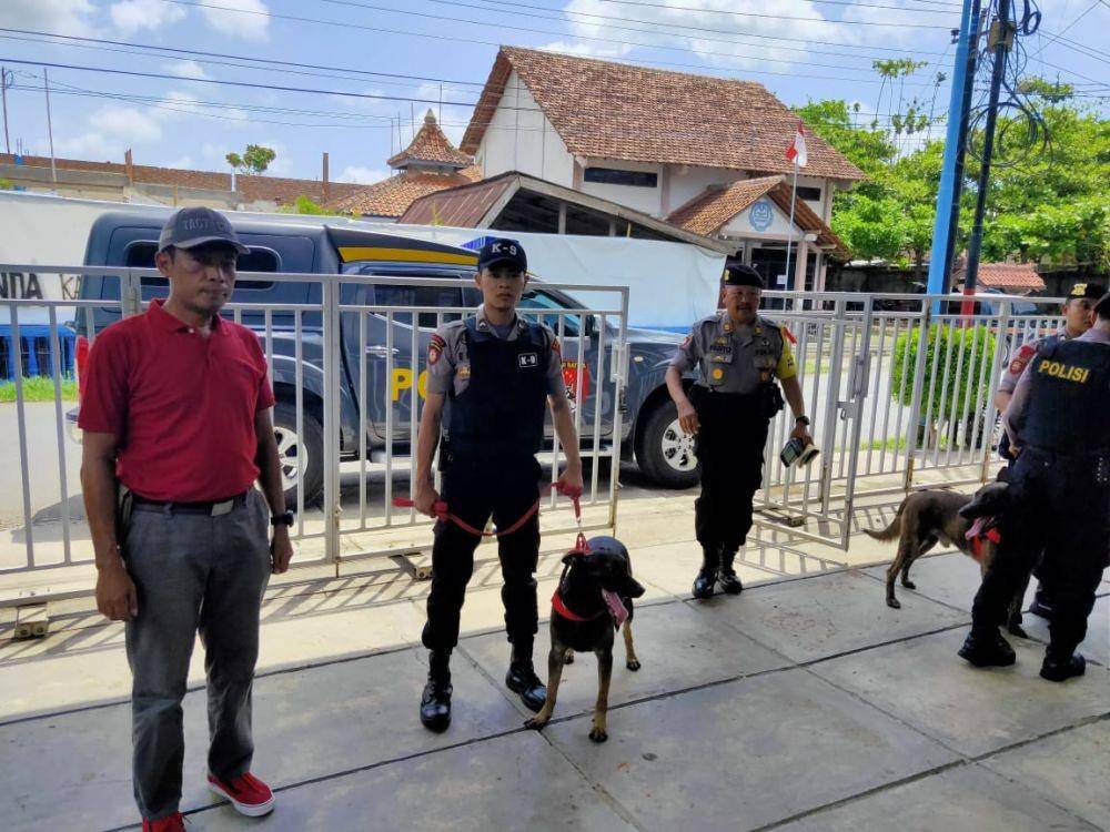 Anggota Polres Kebumen megerahkan anjing pelacak untuk mendeteksi benda-benda berbahaya di gereja-gereja yang kan digunakan untuk perayaan Natal. Humas Polres Kebumen