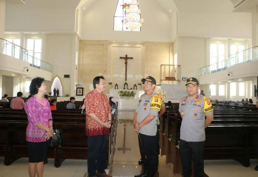 Irjen Pol Muktiono (dua kiri) dan Brigjen Pol Edi Tambunan saat bertemu pengurus Gereja Katolik Santa Theresia. Sumber: Polda Kaltim