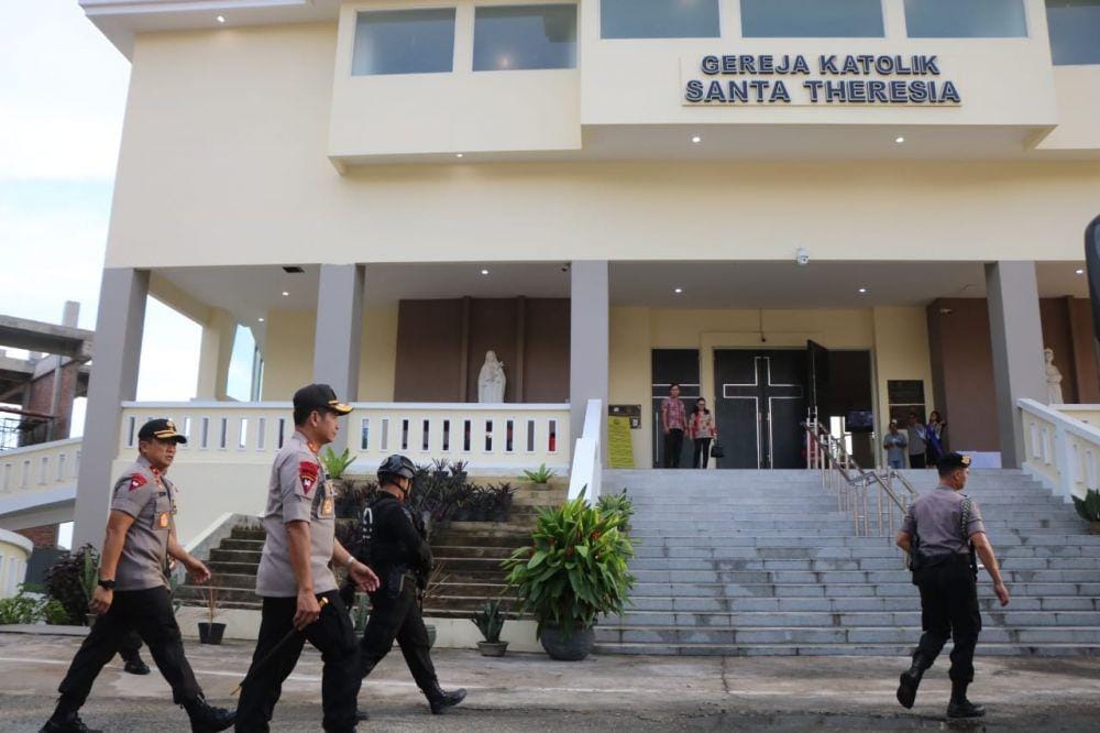 Jajaran Polda Kaltim mengunjungi Gereja Katolik Santa Theresia di Kelurahan Prapatan, Balikpapan Kota, Minggu (22/12) sore. Sumber: Polda Kaltim