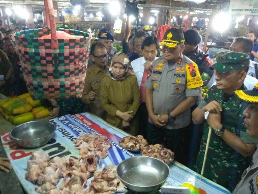 Kapolda Sumut Irjen Martuani Sormin Siregar bersama beberapa pejabat lainnya melakukan inspeksi mendadak ke sejumlah pasar tradisional jelang Natal dan Tahun Baru 2020 (Istimewa)