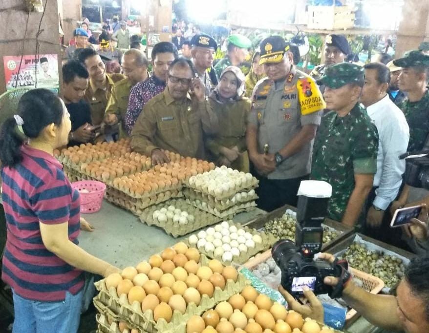 Kapolda Sumut Irjen Martuani Sormin Siregar bersama beberapa pejabat lainnya melakukan inspeksi mendadak ke sejumlah pasar tradisional jelang Natal dan Tahun Baru 2020 (Istimewa)