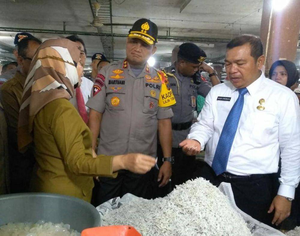 Kapolda Sumut Irjen Martuani Sormin Siregar bersama beberapa  pejabat lainnya melakukan inspeksi mendadak ke sejumlah pasar tradisional jelang Natal dan Tahun Baru 2020 (Istimewa)