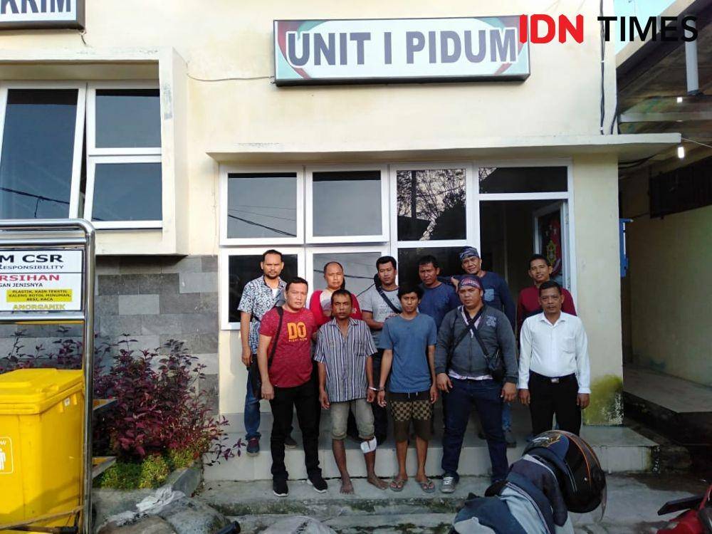 Polisi mengamankan pelaku perampokan toke tambak ikan (IDN Times/Bambang Suhandoko)