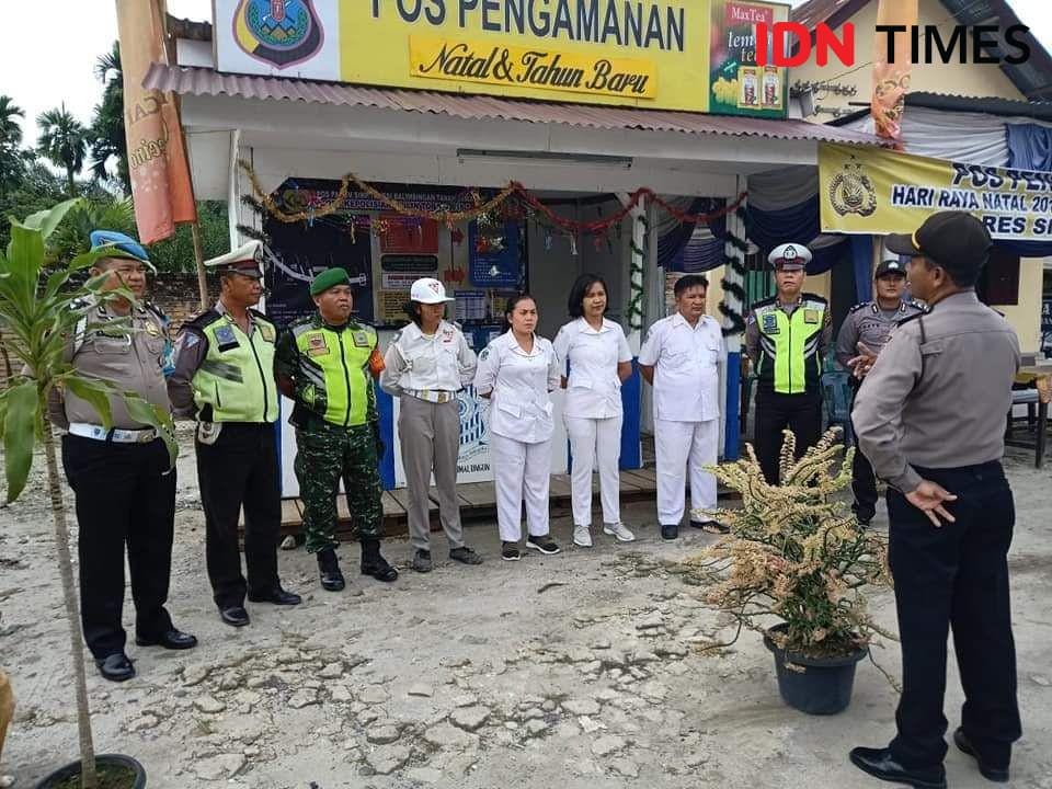 Kapolres Simalungun memantau pos pengamanan jelang natal dan tahun baru (IDN Times/Patiar Manurung)