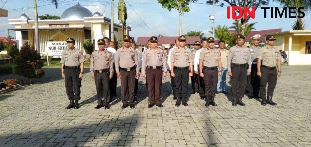 Kapolres Simalungun memantau pos pengamanan jelang natal dan tahun baru (IDN Times/Patiar Manurung)