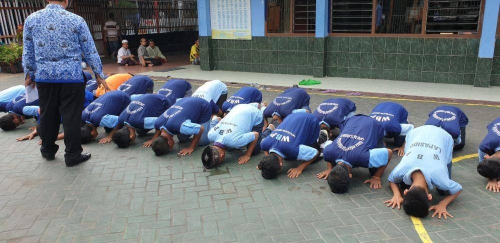 22 napi Lapas Delta bersyukur karena dibebaskan, Senin (23/12). Dok. Humas Kemenkumham Jatim.