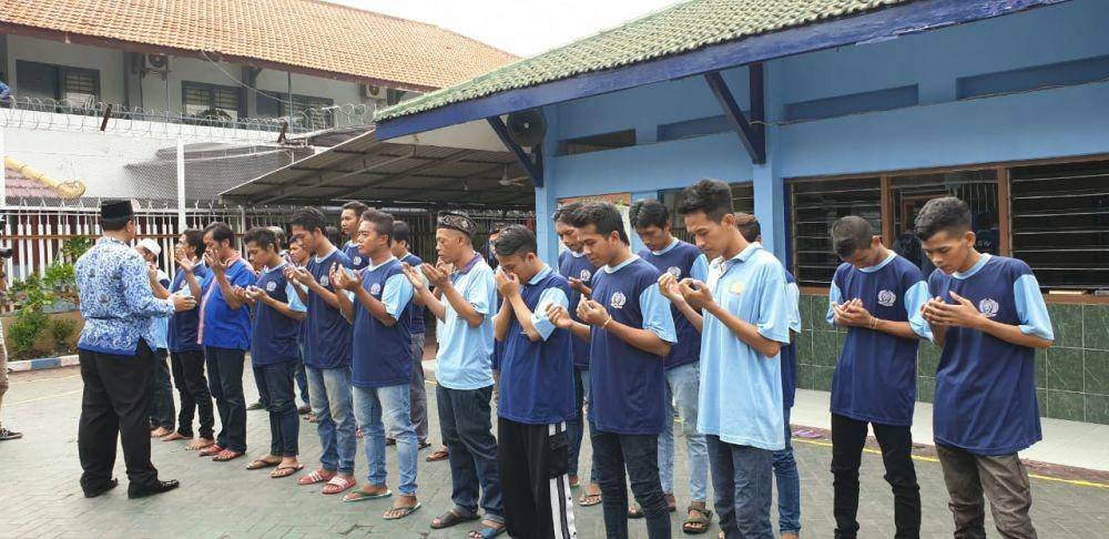 22 napi Lapas Delta bersyukur karena dibebaskan, Senin (23/12). Dok. Humas Kemenkumham Jatim.