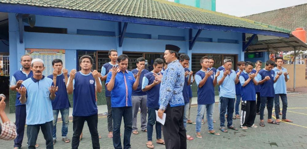 22 napi Lapas Delta bersyukur setelah dipastikan bebas, Senin (23/12). Dok. Humas Kemenkumham Jatim.