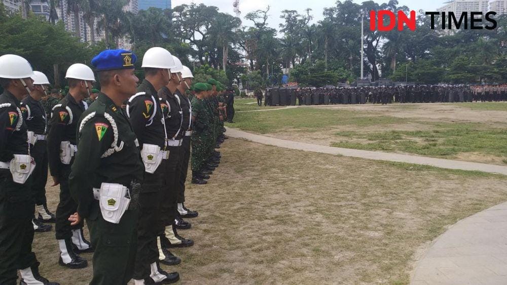 Personel gabungan saat mendengarkan arahan dari Kapolda Sumut Irjen Pol Martuani Sormin Siregar, di Lapangan Merdeka Medan (IDN Times/Fadli Syahputra)