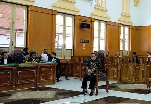 Mantan Kadis PU Medan Isa Ansyari saat menjalani sidang perdana di Pengadilan Tipikor Medan soal suap Wali Kota Medan, Senin (23/12). (Dok.IDN Times/istimewa)