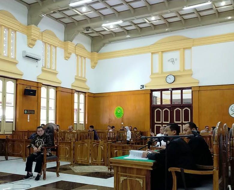 Mantan Kadis PU Medan Isa Ansyari saat menjalani sidang perdana di Pengadilan Tipikor Medan soal suap Wali Kota Medan, Senin (23/12). (Dok.IDN Times/istimewa)