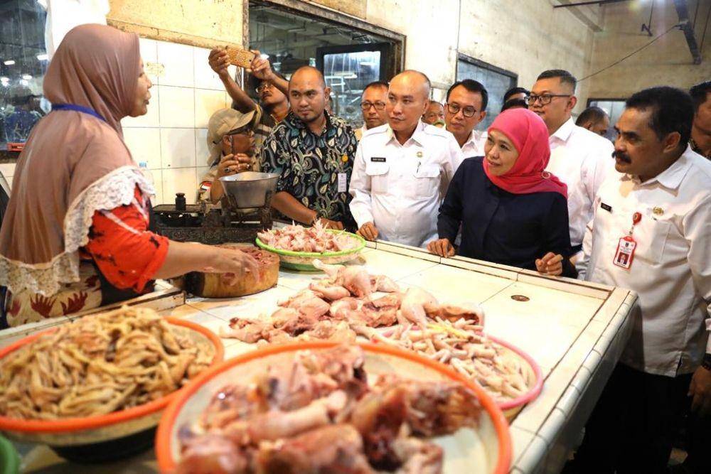 Gubernur Jatim, Khofifah Indar Parawansa saat sidak di Pasar Tambak Rejo, Selasa (24/12). Dok.IDN Times/Istimewa