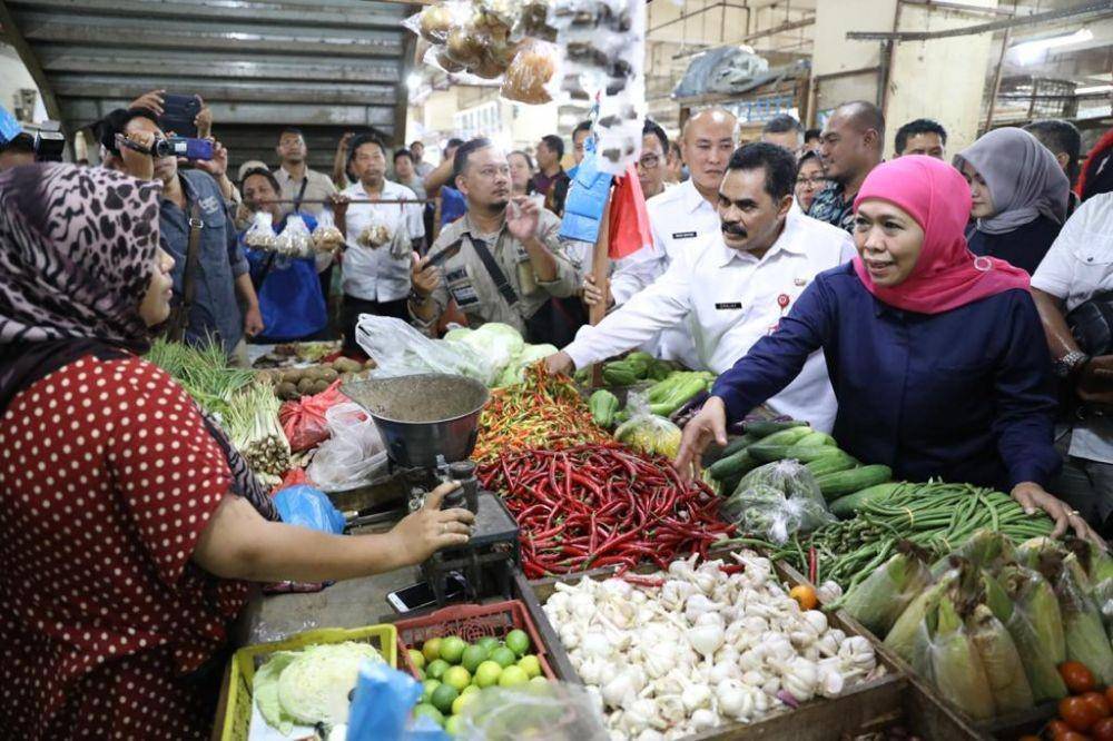 Gubernur Jatim, Khofifah Indar Parawansa saat sidak di Pasar Tambak Rejo, Selasa (24/12). Dok.IDN Times/Istimewa