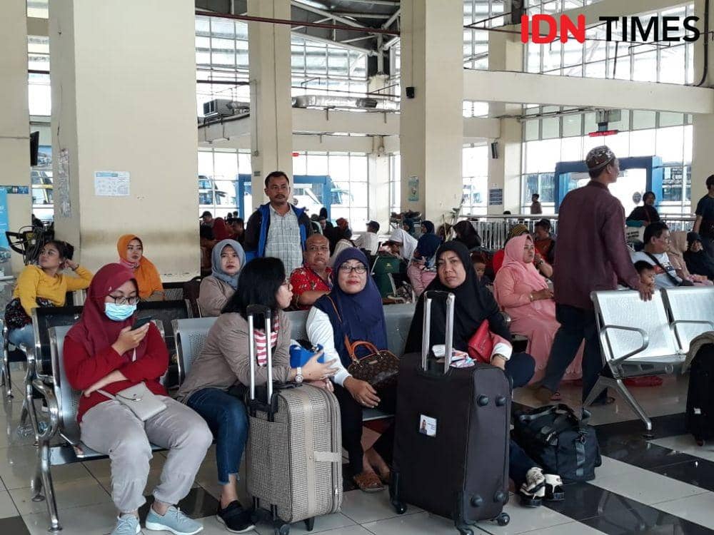 Suasana di Terminal Terpadu Pulogebang Jelang Libur Natal dan Tahun Baru (IDN Times/Fitang Budhi Adhitia)