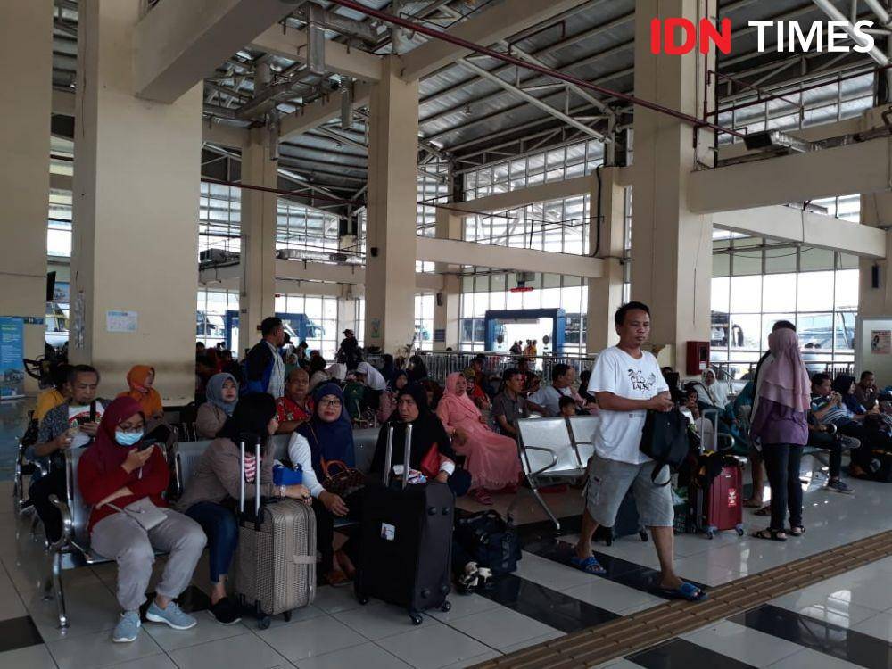 Suasana di Terminal Terpadu Pulogebang Jelang Libur Natal dan Tahun Baru (IDN Times/Fitang Budhi Adhitia)