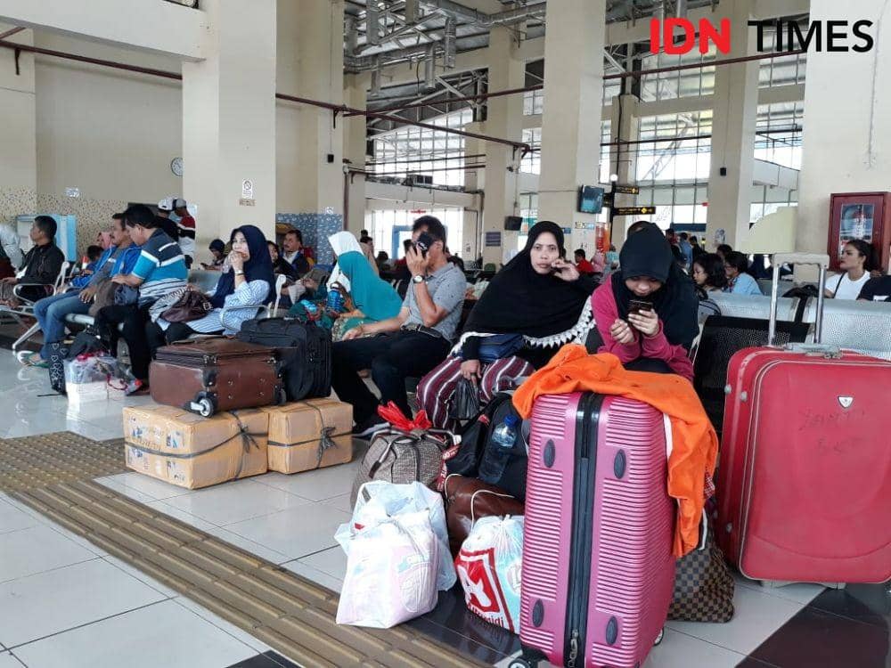 Suasana di Terminal Terpadu Pulogebang Jelang Libur Natal dan Tahun Baru (IDN Times/Fitang Budhi Adhitia)