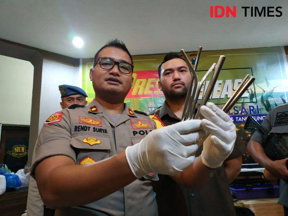 Kapolsek Tegalsari Kompol Rendy Surya menunjukkan sedotan stainless steel yang dipakai Wiwam untuk nyabu, Selasa (24/12). IDN Times/Fitria Madia