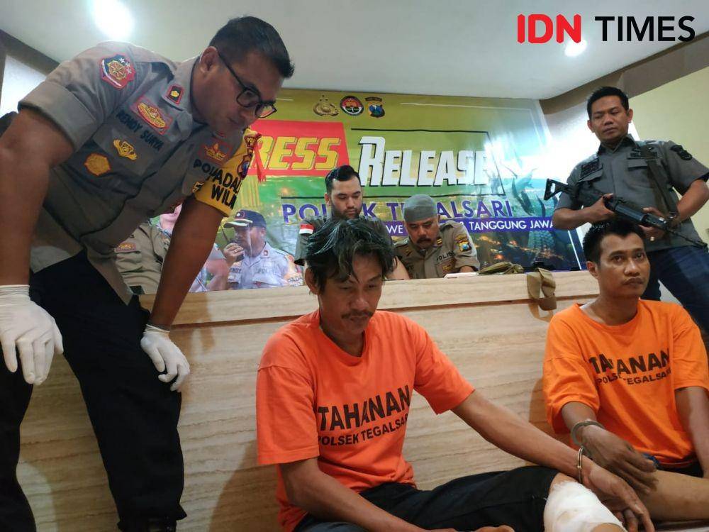 Tersangka Wiwam (dibalut perban) saat berada di Mapolsek Tegalsari, Selasa (24/12). IDN Times/Fitria Madia