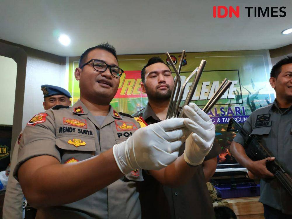 Kapolsek Tegalsari Kompol Rendy Surya menunjukkan sedotan stainless steel yang dipakai Wiwam untuk nyabu, Selasa (24/12). IDN Times/Fitria Madia