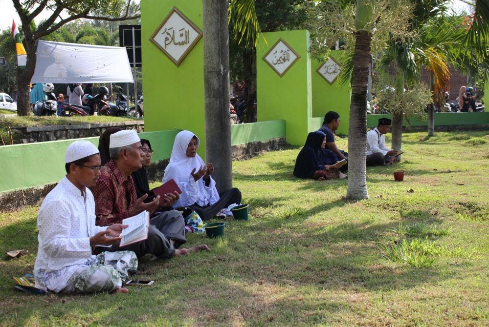 Warga berziarah ke kuburan massal korban tsunami 2004, di Ulee Lheue, Kota Banda Aceh (IDN Times/Saifullah)