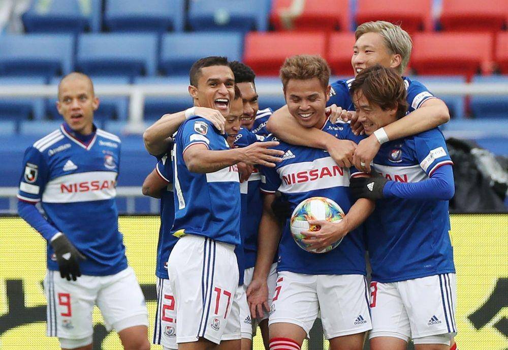 Teerathon Bunmathan merayakan golnya bersama rekan setim di Yokohama Marinos. BangkokPost.com