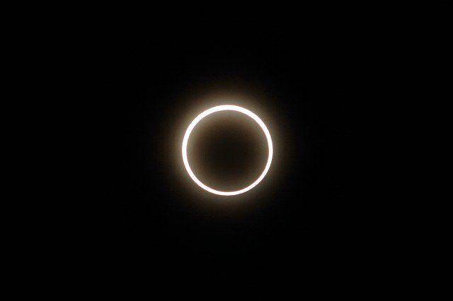 Gerhana matahari cincin. Pixabay/bairi