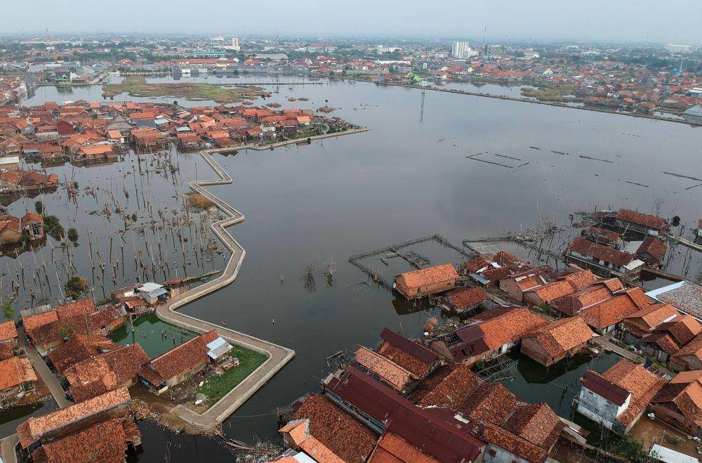 Foto aerial suasana permukiman warga yang tergenang air rob di Desa Pasir Sari, Pekalongan, Jawa Tengah. ANTARA FOTO/Oky Lukmansyah