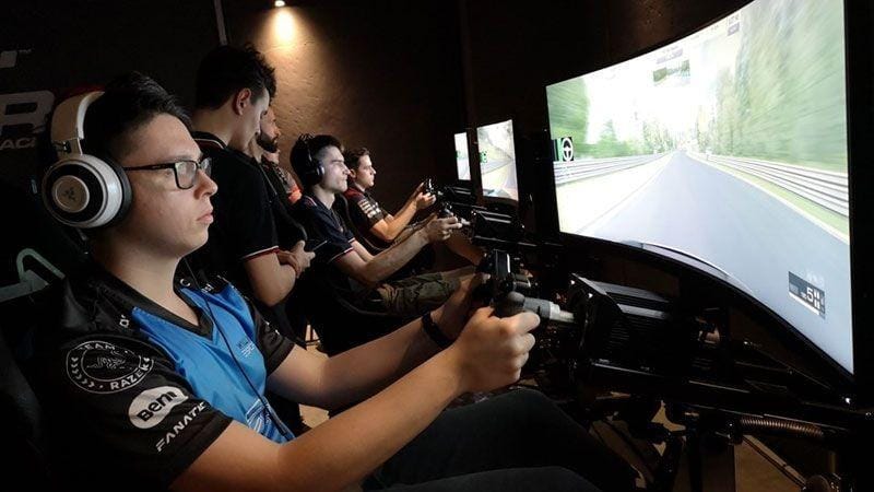 twitter.com/raceroom