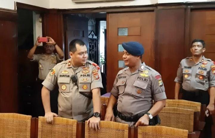 Kapolsek Metro Menteng AKBP Guntur (kiri) melakukan penyisiran di GPIB Paulus menjelang perayaan malam Natal, Selasa (24/12/2019). (ANTARA/Livia Kristianti)