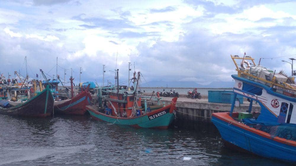 Perahu motor nelayan yang bersandar di Pelabuhan TPI Lampulo, Kota Banda Aceh (IDN Times/Saifullah)