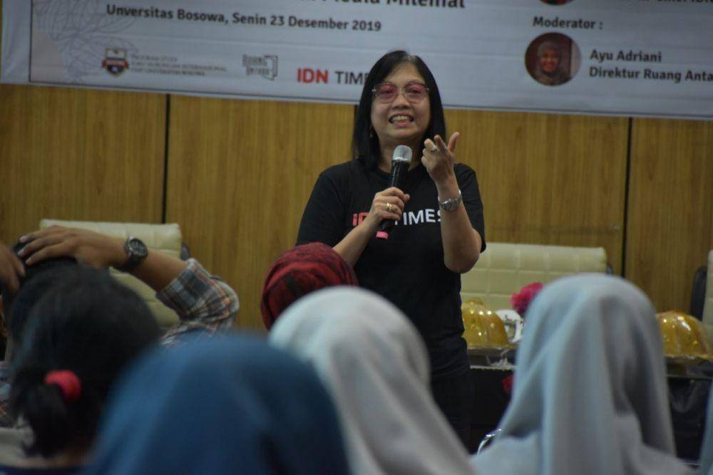 Pemimpin Redaksi IDN Times, Uni Lubis, saat memberi kuliah umum yang menjadi bagian dari acara Mondial Fest 2019 di Auditorium Aksa Mahmud, Universitas Bosowa, pada Senin (23/12). (Indra Abriyanto for IDN Times)