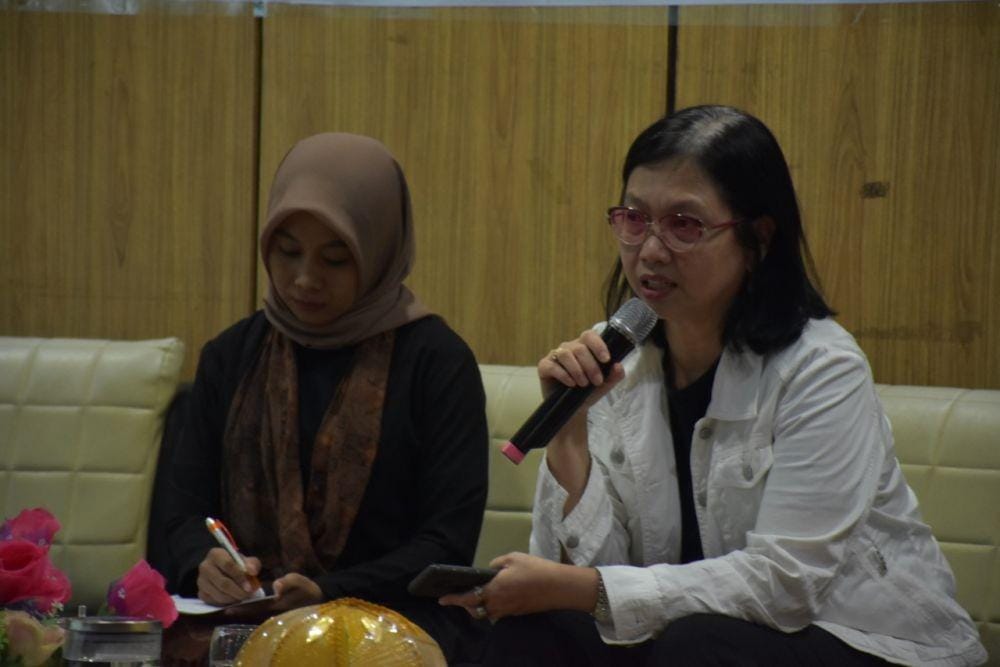 Pemimpin Redaksi IDN Times, Uni Lubis, saat memberi kuliah umum yang menjadi bagian dari acara Mondial Fest 2019 di Auditorium Aksa Mahmud, Universitas Bosowa, pada Senin (23/12). (Indra Abriyanto for IDN Times)