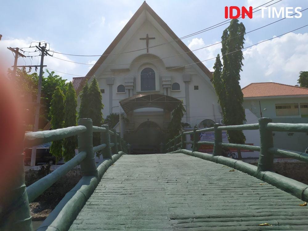 Penampakan Gereja Santo Fransiscus Kebondalem dari seberang Kali Semarang. IDN Times/Fariz Fardianto