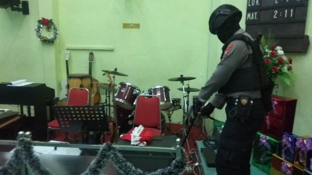 Polisi memeriksa setiap ruangan di dalam gereja di Kabupaten Tuban. IDN Times/Imron