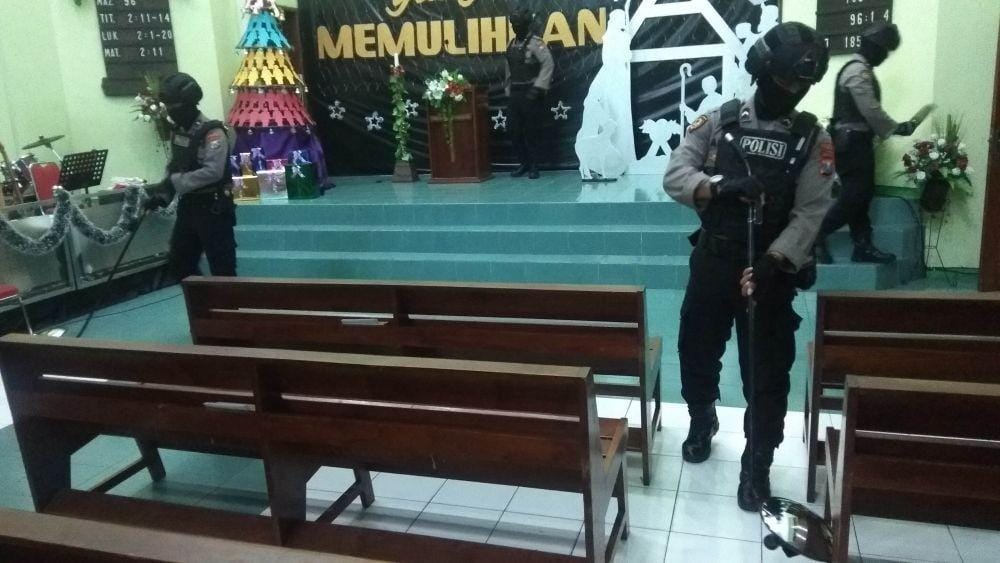 Polisi memeriksa setiap ruangan di dalam gereja. IDN Times/Imron