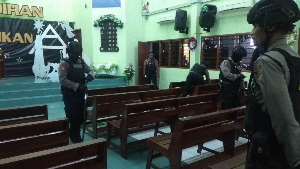 Polisi memeriksa setiap ruangan di dalam gereja di Kabupaten Tuban. IDN Times/Imron