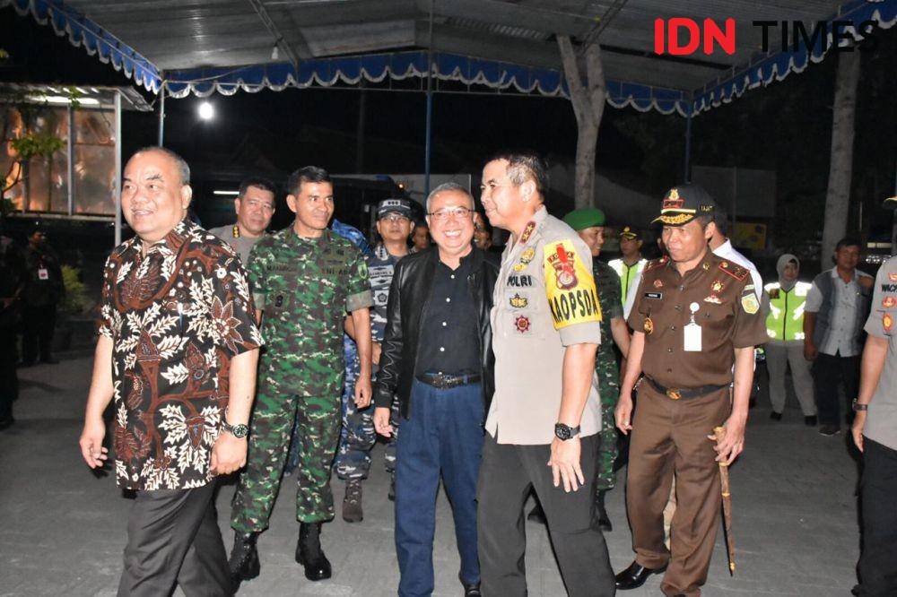 Bupati Bantul Suharsono (jaket kulit hitam) pantau perayaan misa Natal di Gereja HKTY Ganjuran, Selasa malam (24/12). IDN Times/Daruwaskita