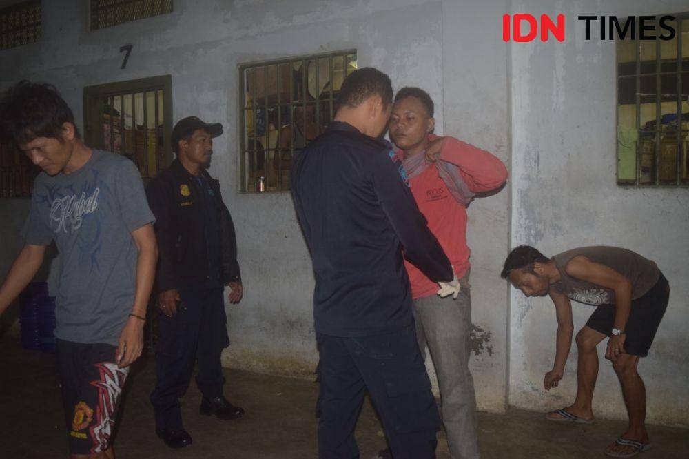 Petugas Lapas Klas II A Pematangsiantar gelar razia di dalam lapas (IDN Times/Patiar Manurung)