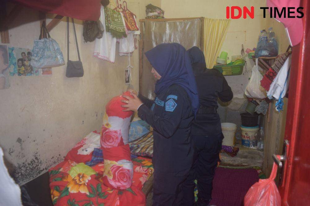 Petugas Lapas Klas II A Pematangsiantar gelar razia di dalam lapas (IDN Times/Patiar Manurung)