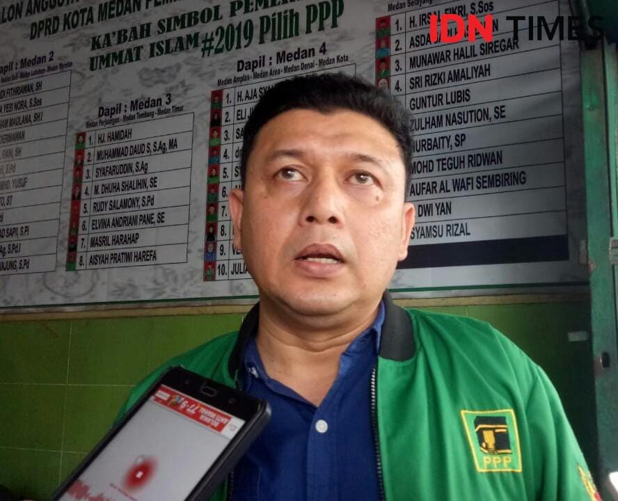 Ketua DPC PPP kota Medan H. Ajah Syahri memberi keterangan soal pendaftaran Rusdi Sinuraya (IDN Times/Yurika Febrianti)