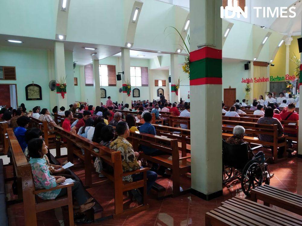Jemaat di Gereja St Lidwina saat melaksanakan Misa natal pada Rabu (25/12). IDN Times/Siti Umaiyah