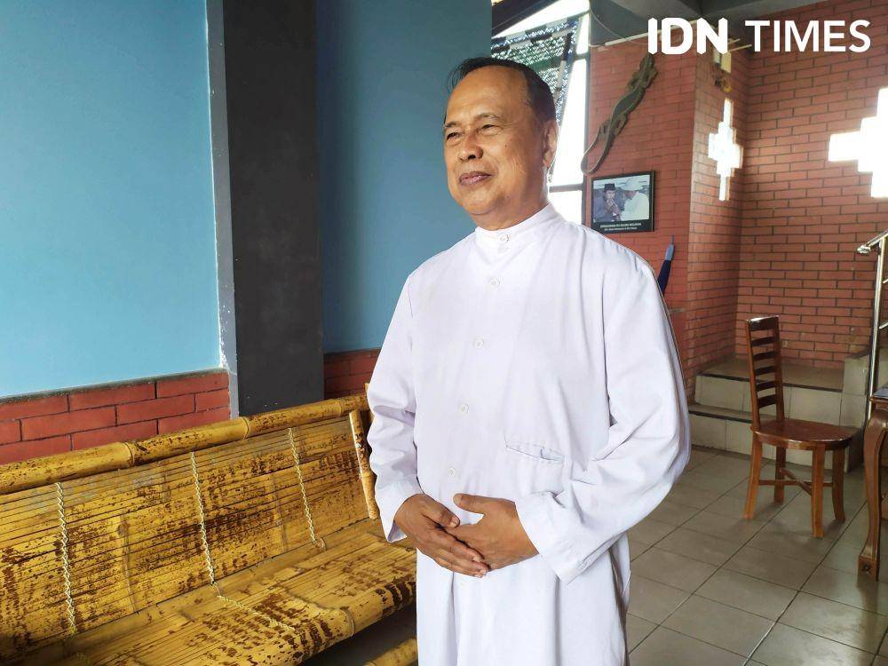 Romo FX Sumantara Siswoyo usai pimpin misa kedua natal di Gereja St Lidwina pada Rabu (25/12)